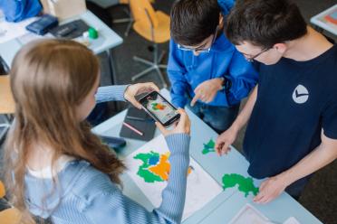 Kinder erstellen ein Video zur Schweiz