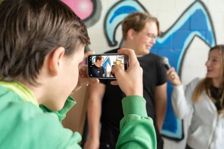 Ein Schüler filmt ein Interview