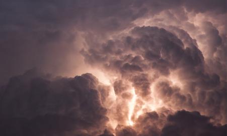 Blitze innerhalb einer Wolke