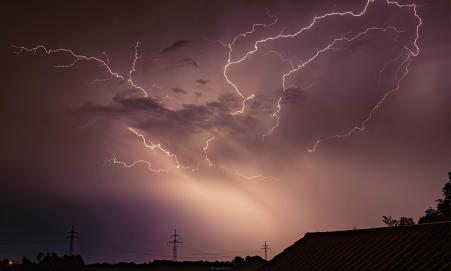 Wolke-zu-Wolke-Blitze
