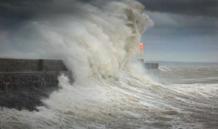 Sturm Ciara trifft bei Porthcawl in Südwales auf Land und sorgt für riesige Wellen, die gegen die Küste schlagen.
